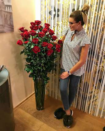 41 гигантская Красная роза 140 см купить в Москве по цене 16400 руб с доставкой - Bella Roza