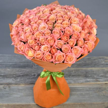 101 роза Мисс Пигги 70 см купить в Москве по цене 7990 руб с доставкой - Bella Roza