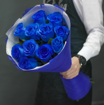 Букет из 11 натуральных синих роз 70-90 см купить в Москве по цене 1990 руб с доставкой - Bella Roza