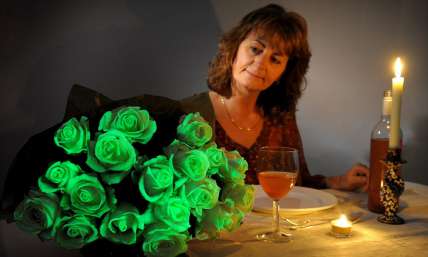 Розы, светящиеся в темноте зеленым 19 шт. купить в Москве по цене 6650 руб с доставкой - Bella Roza