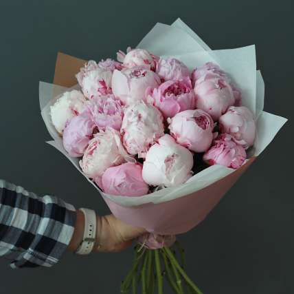 Букет из розовых пионов "Нежность" 19 штук купить в Москве по цене 20900 руб с доставкой - Bella Roza
