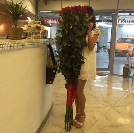 19 гигантских Красных роз 170см купить в Москве по цене 12350 руб с доставкой - Bella Roza