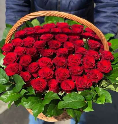Корзина из 51 красной розы купить в Москве по цене 4990 руб с доставкой - Bella Roza