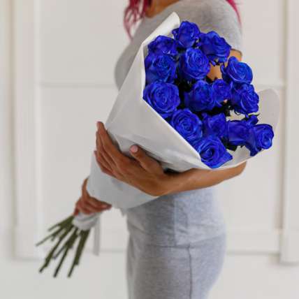 Букет из 15 натуральных синих роз 70-90 см купить в Москве по цене 2700 руб с доставкой - Bella Roza