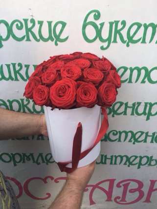 25 красных роз в шляпной коробке купить в Москве по цене 2990 руб с доставкой - Bella Roza