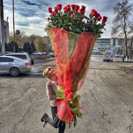 51 гигантская Красная роза 200 см купить в Москве по цене 39900 руб с доставкой - Bella Roza