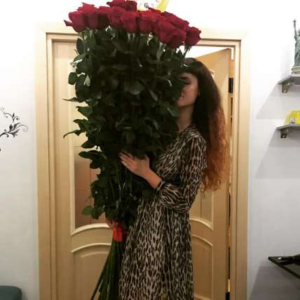35 гигантских Красных роз 160 см купить в Москве по цене 12950 руб с доставкой - Bella Roza