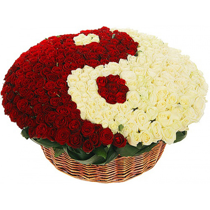 501 роза в корзине "Инь и Янь" купить в Москве по цене 29990 руб с доставкой - Bella Roza