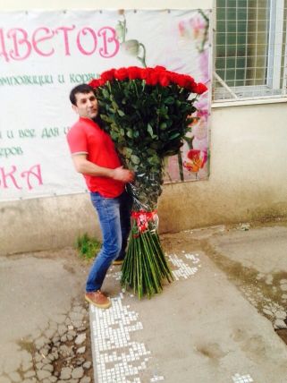 101 гигантская Красная роза 150см купить в Москве по цене 43999 руб с доставкой - Bella Roza