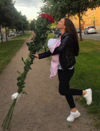 7 гигантских Красных роз 200см купить в Москве по цене 5600 руб с доставкой - Bella Roza