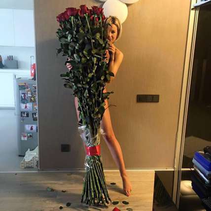 45 гигантских Красных роз 200см купить в Москве по цене 135000 руб с доставкой - Bella Roza