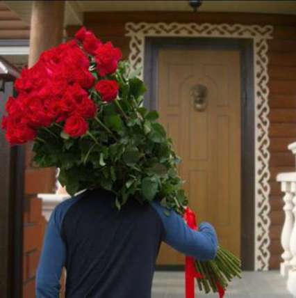 25 гигантских Красных роз 110 см купить в Москве по цене 6250 руб с доставкой - Bella Roza