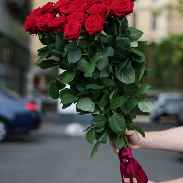19 красных метровых роз (100 см)